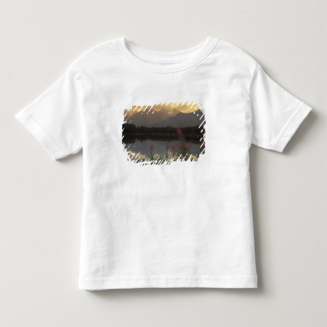 Kanada, Alberta, Banff. Soluppgångsscen från Tee Shirt (Framsida)