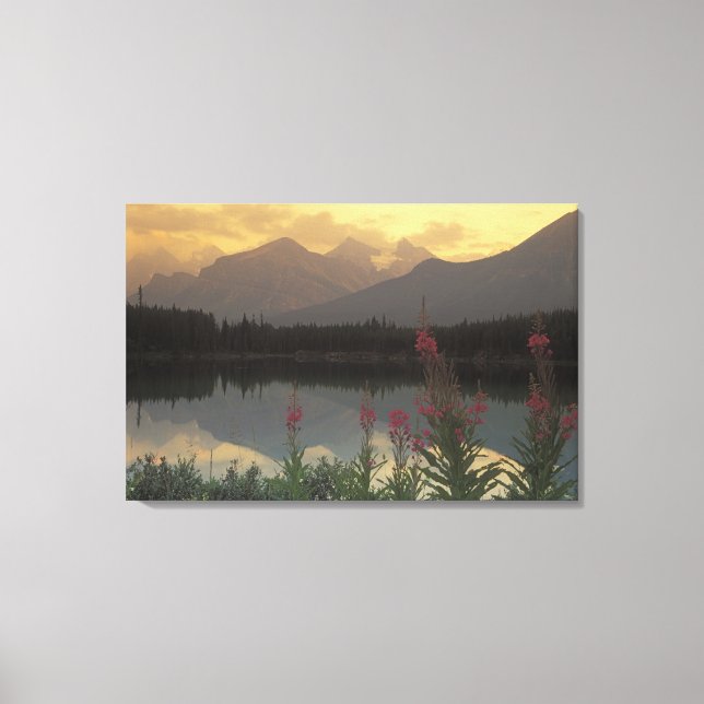 Kanada, Alberta, Banff. Soluppgångsutsikt över Canvastryck (Framsida)
