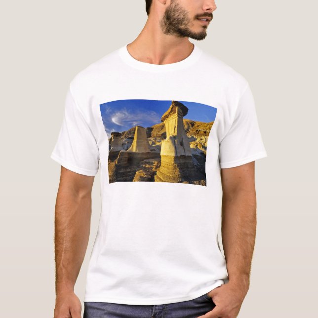Kanada, Alberta, Drumheller. Hoodoos. Tee (Framsida)