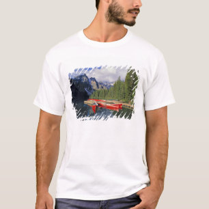 Kanada, Alberta, Moraine Lake. Den glassiga Tee Shirt