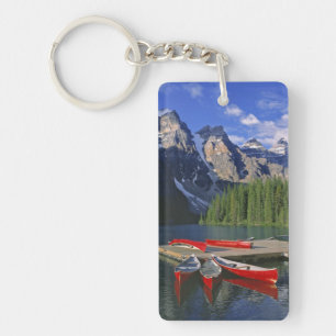 Kanada, Alberta, Moraine Lake. Röda kanoter väntar