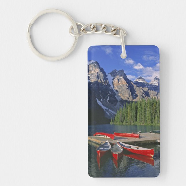 Kanada, Alberta, Moraine Lake. Röda kanoter väntar (Framsidan)