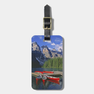 Kanada, Alberta, Moraine Lake. Röda kanoter väntar Bagagebricka