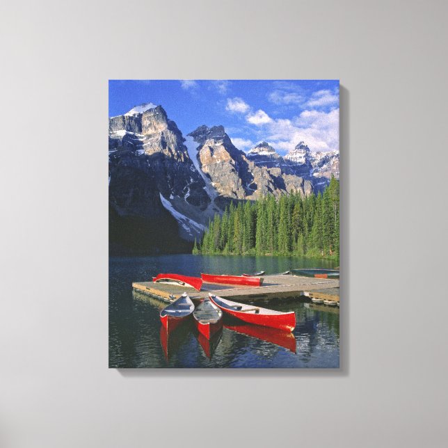 Kanada, Alberta, Moraine Lake. Röda kanoter väntar Canvastryck (Framsida)