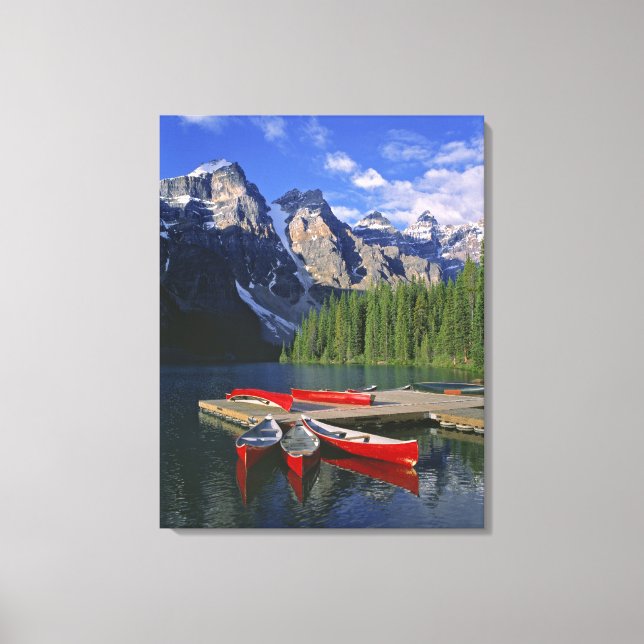 Kanada, Alberta, Moraine Lake. Röda kanoter väntar Canvastryck (Framsida)