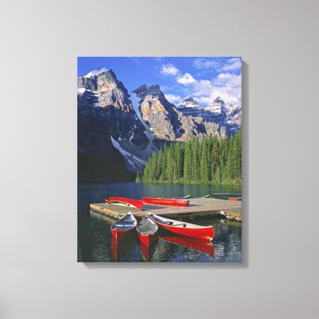 Kanada, Alberta, Moraine Lake. Röda kanoter väntar Canvastryck (Framsida)