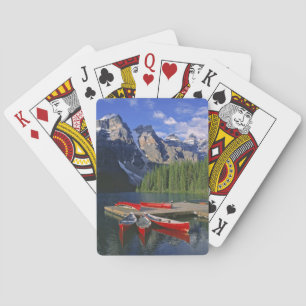 Kanada, Alberta, Moraine Lake. Röda kanoter väntar Casinokort