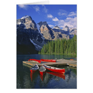 Kanada, Alberta, Moraine Lake. Röda kanoter väntar Hälsningskort