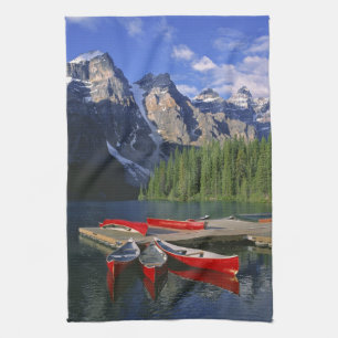 Kanada, Alberta, Moraine Lake. Röda kanoter väntar Kökshandduk