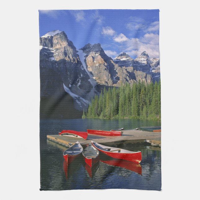 Kanada, Alberta, Moraine Lake. Röda kanoter väntar Kökshandduk (Vertikal)