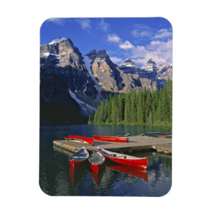 Kanada, Alberta, Moraine Lake. Röda kanoter väntar Magnet