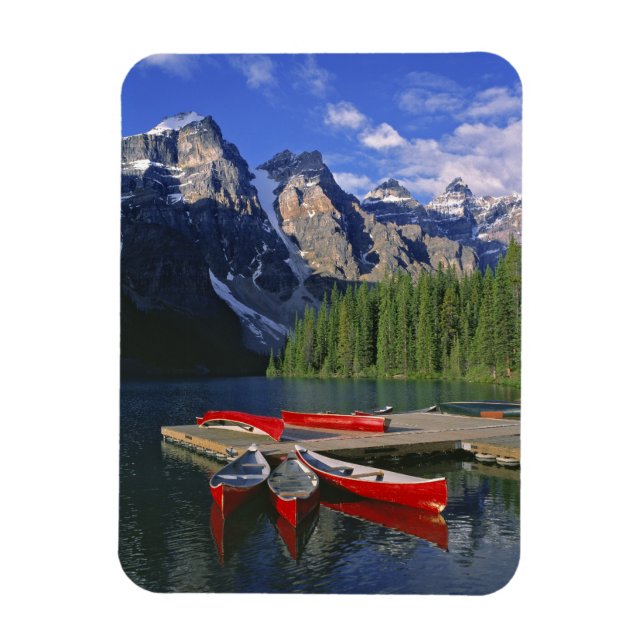 Kanada, Alberta, Moraine Lake. Röda kanoter väntar Magnet (Vertikal)