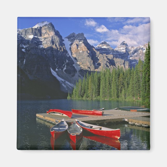 Kanada, Alberta, Moraine Lake. Röda kanoter väntar Magnet (Framsidan)