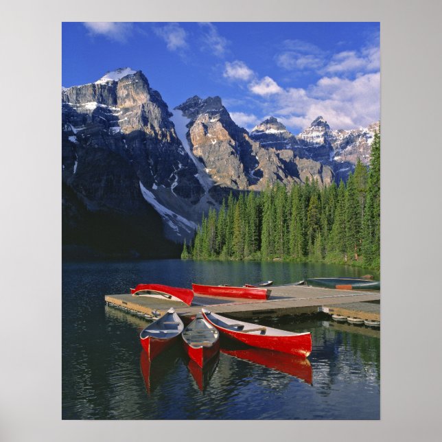 Kanada, Alberta, Moraine Lake. Röda kanoter väntar Poster (Framsidan)