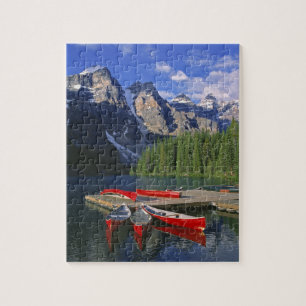 Kanada, Alberta, Moraine Lake. Röda kanoter väntar Pussel