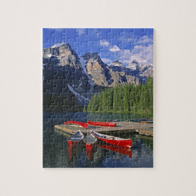 Kanada, Alberta, Moraine Lake. Röda kanoter väntar Pussel (Vertikal)