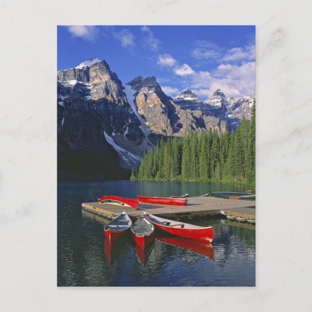 Kanada, Alberta, Moraine Lake. Röda kanoter väntar Vykort (Framsida)
