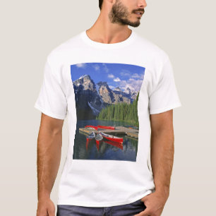 Kanada, Alberta, Moraine Sjö. Rödkanoter väntar T-shirt