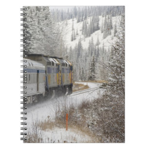 Kanada, Alberta. VIA Rail Snow Train mellan Anteckningsbok Med Spiral