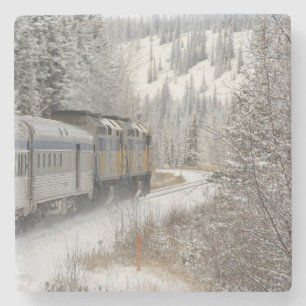 Kanada, Alberta. VIA Rail Snow Train mellan Underlägg Sten