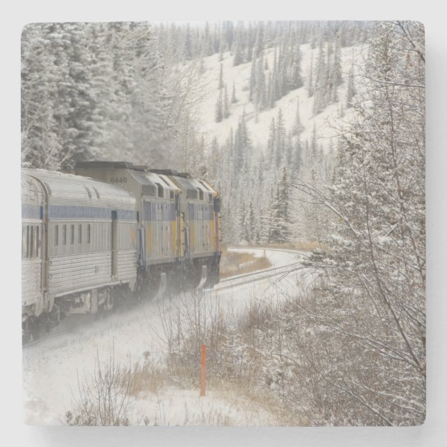 Kanada, Alberta. VIA Rail Snow Train mellan Underlägg Sten (Framsidan)