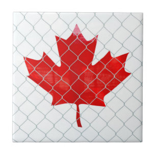 Kanada Flagga bakom Chain Link Fence. Rustik & Coo Kakelplatta