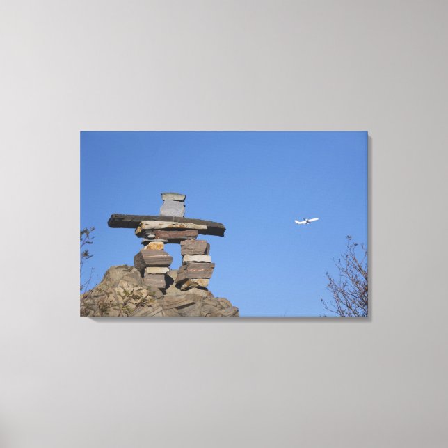 Kanada, Newfoundland, St. John's. Inukshuk (att Canvastryck (Framsida)