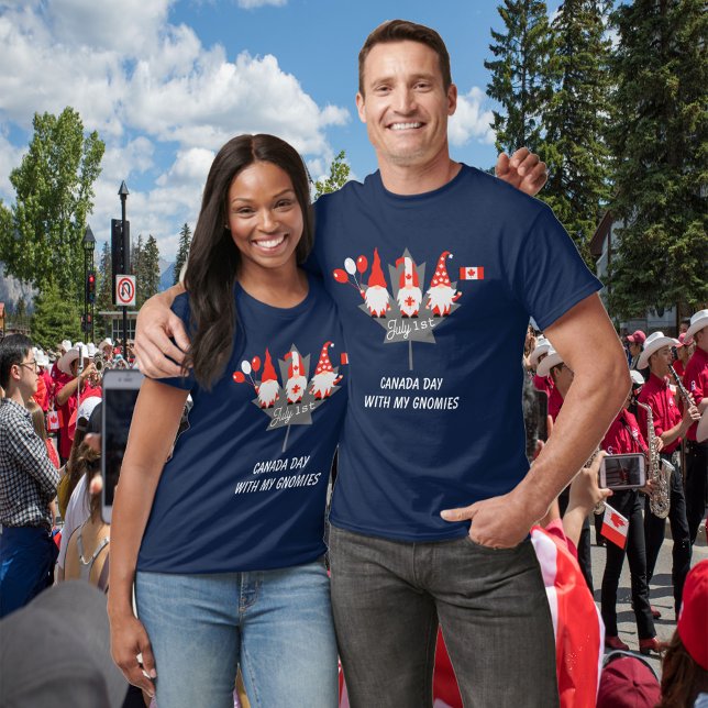 Kanadadag med min Gnomies Maple Löv Unisex T Shirt (Canada Day with my gnomies unisex t-shirt.)