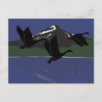 Kanadagäss som flyger över Mountain Lake Wildernes Helg Vykort
