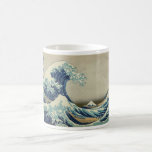 Kanagawa vinkar vid Katsushika Hokusai Kaffemugg<br><div class="desc">Detta japanska färgtryck av Katsushika Hokusai (1760-1849) är betitlade Kanagawa Oki Nami Ura (underbaren vinkar av kusten av Kanagawa). Det skrivevs ut på ANNONSEN omkring 1826. Det visar ett mycket stormigt blåtthav, med enormt vinkar (tsunamien kanske), och de japanska sjömännen slåss för deras liv som ror i deras kanottypfartyg. Du...</div>