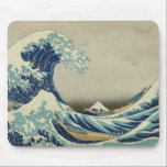 Kanagawa vinkar vid Katsushika Hokusai Musmatta<br><div class="desc">Detta japanska färgtryck av Katsushika Hokusai (1760-1849) är betitlade Kanagawa Oki Nami Ura (underbaren vinkar av kusten av Kanagawa). Det skrivevs ut på ANNONSEN omkring 1826. Det visar ett mycket stormigt blåtthav, med enormt vinkar (tsunamien kanske), och de japanska sjömännen slåss för deras liv som ror i deras kanottypfartyg. Du...</div>