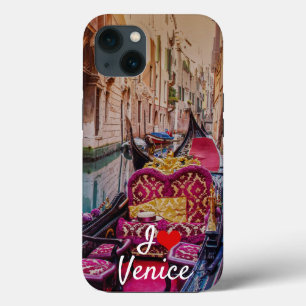Kanal med traditionell gondola i Venedig, Italien