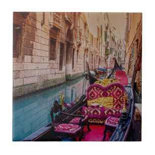 Kanal med traditionell gondola i Venedig, Italien Kakelplatta