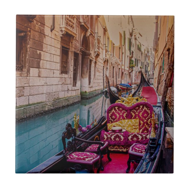 Kanal med traditionell gondola i Venedig, Italien Kakelplatta (Framsidan)