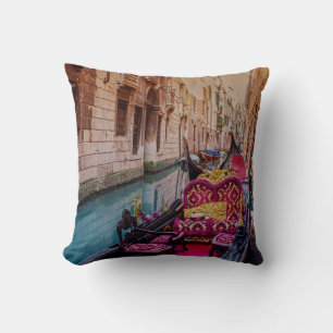Kanal med traditionell gondola i Venedig, Italien Kudde