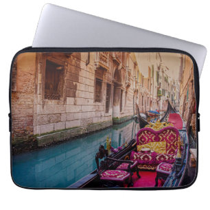Kanal med traditionell gondola i Venedig, Italien Laptop Fodral