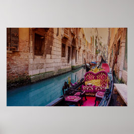 Kanal med traditionell gondola i Venedig, Italien Poster