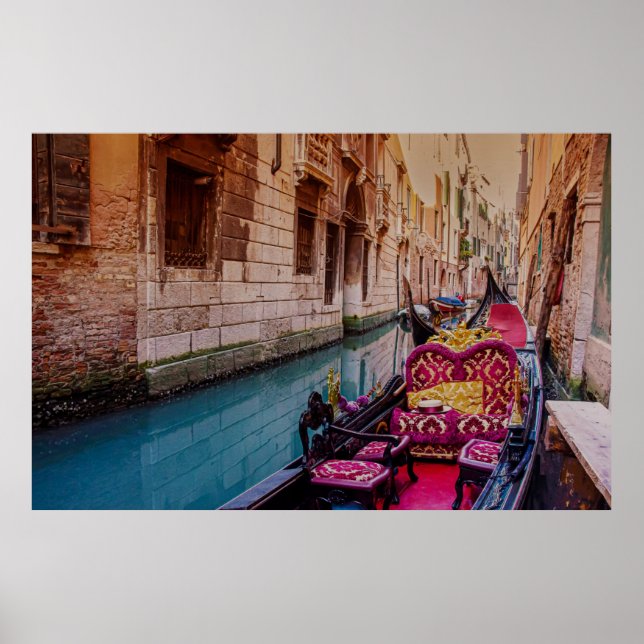 Kanal med traditionell gondola i Venedig, Italien Poster (Framsidan)