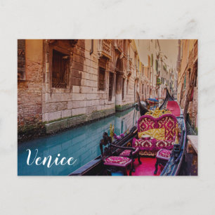 Kanal med traditionell gondola i Venedig, Italien Vykort