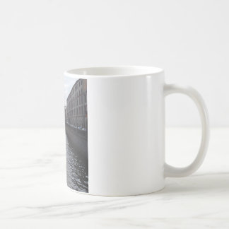 Kanal nära kyrkan av den spillda blood.en kaffemugg