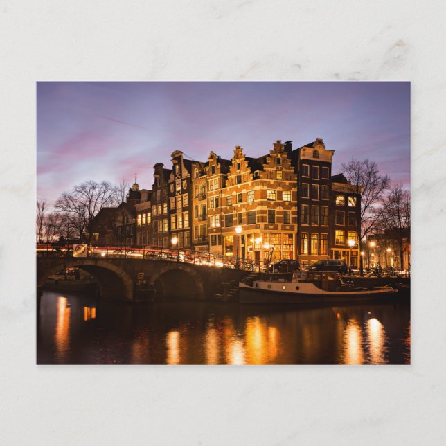 Kanalhus i Amsterdam vid skymning av vykort (Framsida)