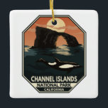 Kanalöarnas nationalpark Dolphin Retro Emblem Julgransprydnad Keramik<br><div class="desc">Konstruktion för kanalöarnas vektorbilder. Parken består av fem öar med ekologisk rik utanför södra Kalifornien kusten.</div>