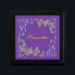 Känd elegant fjäril för purpurfärgade flickor smyckeskrin<br><div class="desc">Flott och stilfulla FAUXfjärilar för eleganten, skuggar in av mauve, lila, lavendel, lapis, och "senapsgult" ha en silverkrusidull att virvla runt omge dem. IDEAL FÖR - några orsakar, som uttrycka kan skräddarsy, emellertid de är perfekten som "en bröllopfavör" eller för en sweet sixteen/en quinceanerafödelsedagsfestgåva. SKRÄDDARSY DEN - ändra bakgrundsfärgen; uttrycka,...</div>