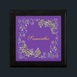 Känd elegant fjäril för purpurfärgade flickor smyckeskrin<br><div class="desc">Flott och stilfulla FAUXfjärilar för eleganten, skuggar in av mauve, lila, lavendel, lapis, och "senapsgult" ha en silverkrusidull att virvla runt omge dem. IDEAL FÖR - några orsakar, som uttrycka kan skräddarsy, emellertid de är perfekten som "en bröllopfavör" eller för en sweet sixteen/en quinceanerafödelsedagsfestgåva. SKRÄDDARSY DEN - ändra bakgrundsfärgen; uttrycka,...</div>