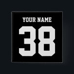 Kända sportar och numrerar anpassningsbar knäppas knapp<br><div class="desc">Personlignamn och numrerar knäppas. Anpassadet "ditt namn och numrerar" utrustar. Ändra färgerna av texten,  numrerar eller bakgrund,  genom att använda anpassad designverktyg. Underbarpersonligen knäppas för sportföräldrar,  spelare eller lag.</div>