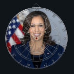 Kandate Kamala Harris US 2024 Darttavla<br><div class="desc">President Candidate Kamala Harris US 2024! På det amerikanska folkets vägnar tackar jag Joe Biden för hans enastående ledarskap som president i Förenade Stater och för hans årtionden av tjänstgöring i vårt land. Hans anmärkningsvärda arv av prestation är oöverträffad i det moderna Amerikansk historia, och överträffar arvet från många talmän...</div>