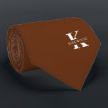 Kanelbrun Elegant Monogram   Namn Slips<br><div class="desc">En elegant slips med ett djärvt vitt monogram på en rik Cinnamonbrun bakgrund.  Ovanpå detta monogram sitter ditt förnamn eller efternamn skrivet med versaler.</div>