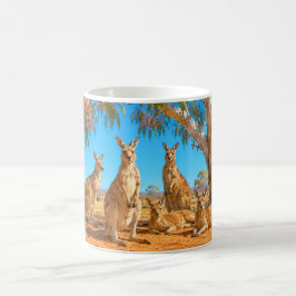 Kangaroos gather under gumtree kaffemugg