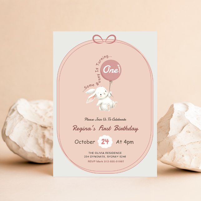 Kanin med rosa rosett firar 1-årsdag inbjudningar (Skapare uppladdad)