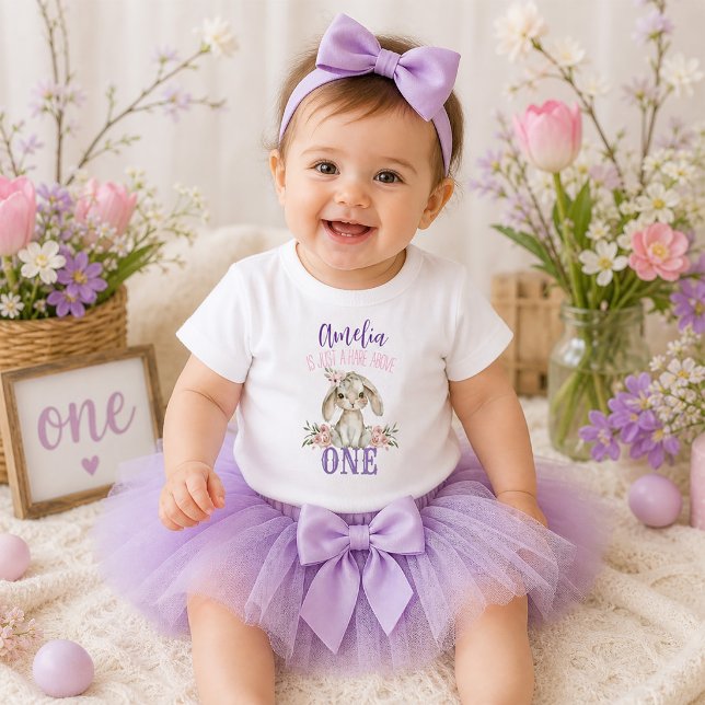 Kanin Ovanför En Kanin Första Födelsedag T Shirt (Hare Above One Bunny First Birthday Toddler T-shirt)